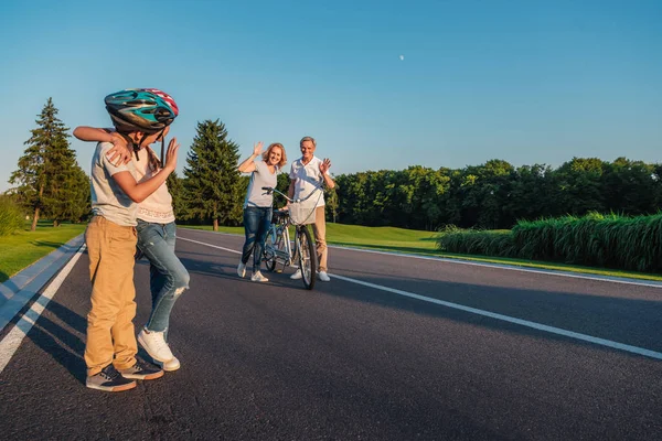 Barnen vinkar till mor-och farföräldrar — Stockfoto