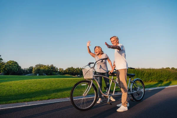 Senior pasangan dengan sepeda — Stok Foto