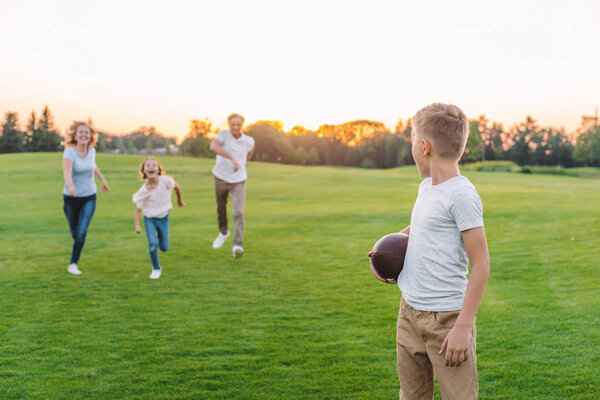 семья играет в американский футбол
