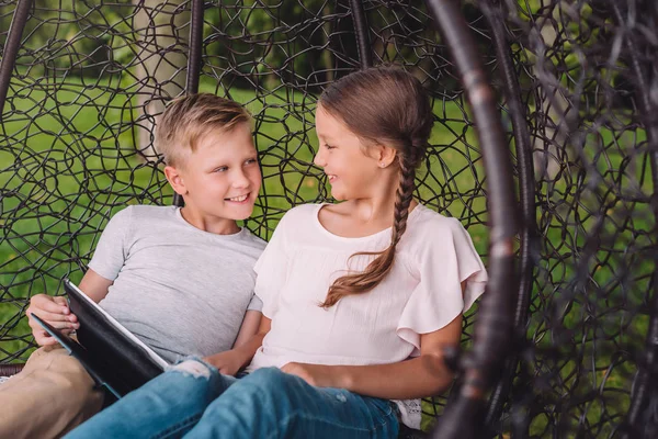 Broers en zussen met tablet — Stockfoto