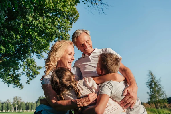 Lycklig familj — Stockfoto