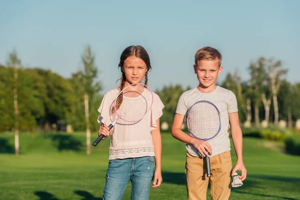 Kinderen met badminton-uitrusting — Stockfoto