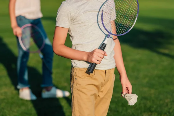 Criança com equipamento de badminton — Fotografia de Stock