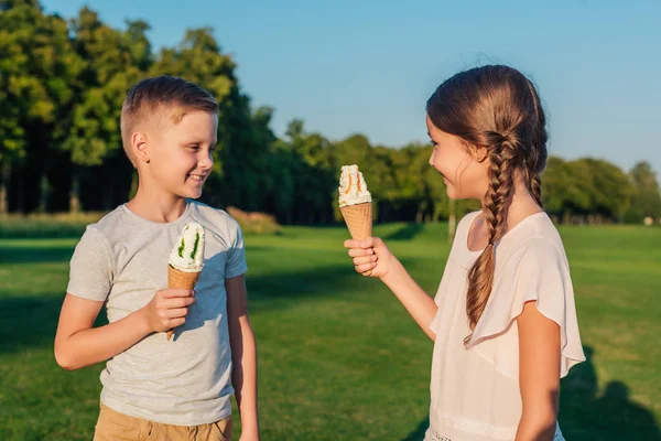 Kids with ice cream — Stock Photo, Image