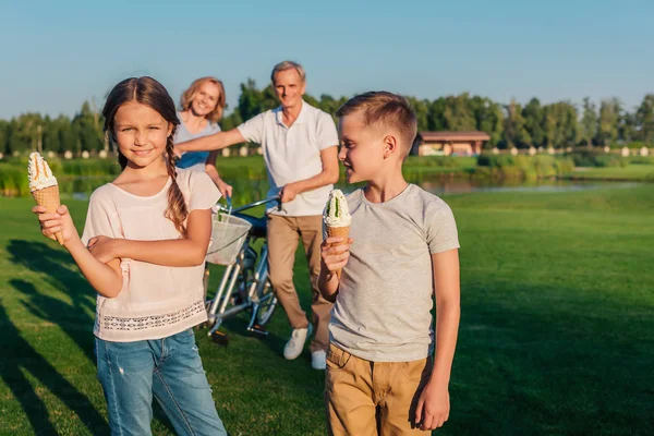 Barn som äter glass — Stockfoto