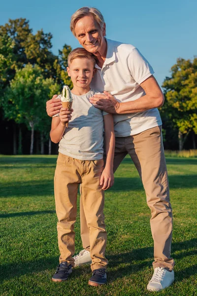 Grand-père et enfant avec crème glacée — Photo gratuite