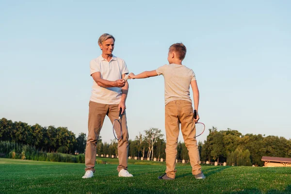 Family playing badminton together — Stock Photo, Image