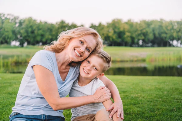 Feliz abuela y nieto — Foto de Stock