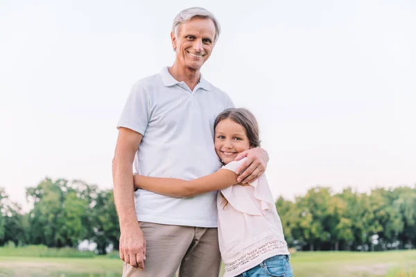 Abuelo y nieta sonrientes — Foto de stock gratis