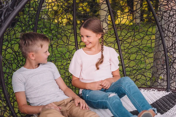 Kinder ruhen sich im Garten aus — Stockfoto