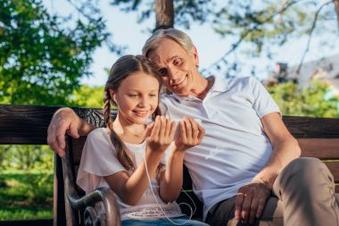 Smartphone kullanarak aile