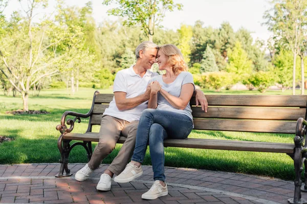 Senior couple in park — Stock Photo, Image