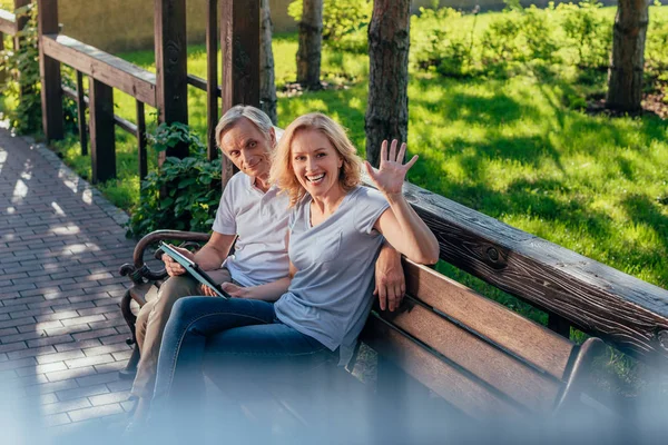 Äldre par med tablett — Stockfoto