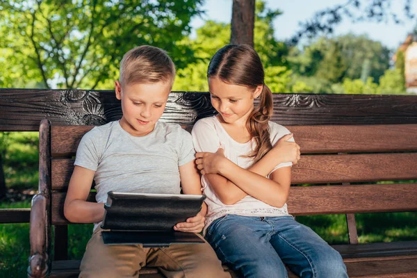 Crianças com tablet digital — Fotografia de Stock