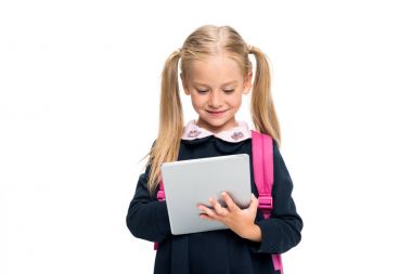 Dijital tablet kullanarak kız öğrenci