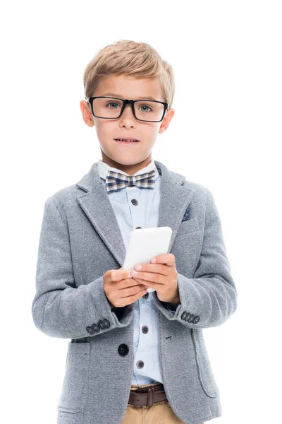 Сфокусированный школьник с помощью смартфона — стоковое фото