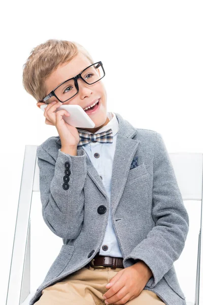 Школярка розмовляє по телефону — стокове фото