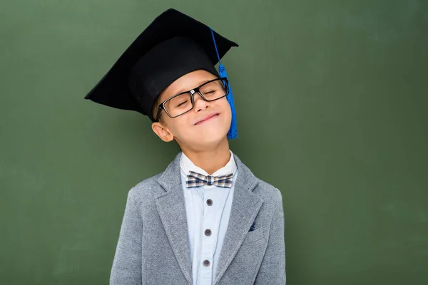 Lycklig skolpojke i examen hatt — Stockfoto