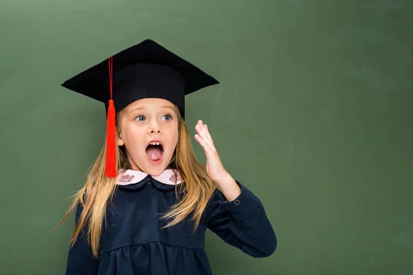 Skrika Skolflicka i examen hatt — Stockfoto