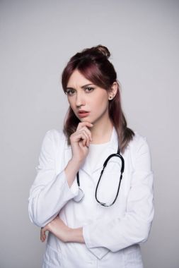 genç kadın doktor çene dokunmadan