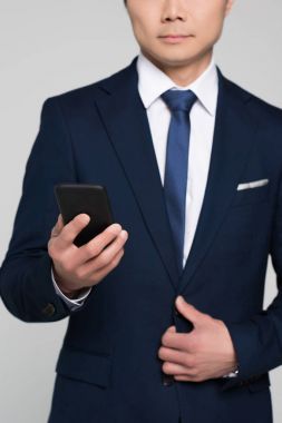 Akıllı telefona bakan bir iş adamı
