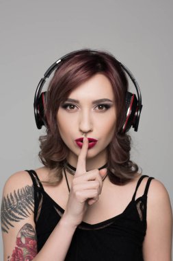 Sessizlik işareti gösteren kadın