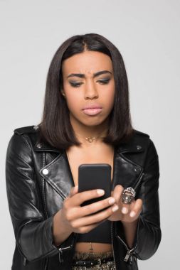 Genç kadın Smartphone'da yazarak 