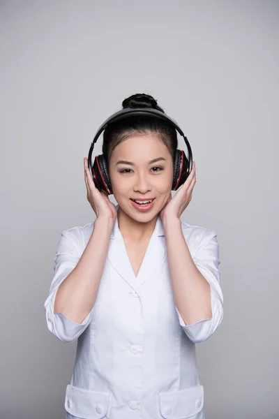 Χαμογελαστή γυναίκα στα ακουστικά — Φωτογραφία Αρχείου