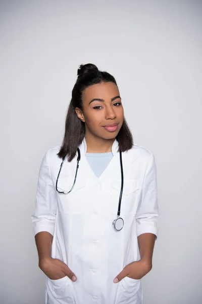 Doctora joven — Foto de stock gratis