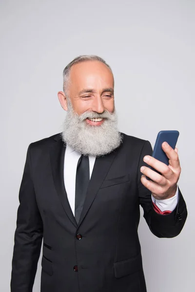 Senior man looking at smartphone — Stock Photo, Image