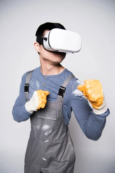 Construction worker using virtual reality glasses — Free Stock Photo