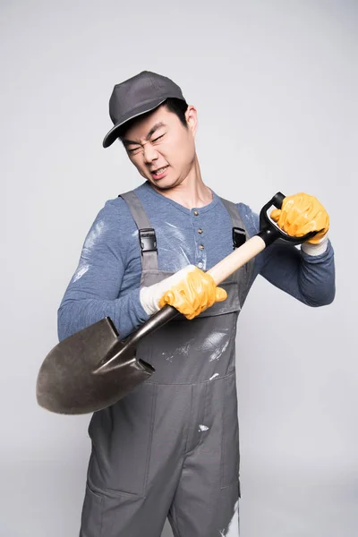 Trabajador de la construcción balanceando una pala — Foto de stock gratis