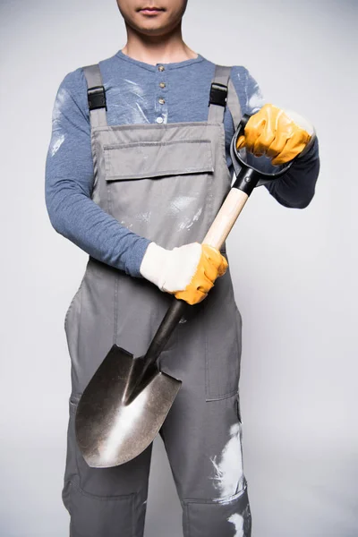 Строитель держит лопату — стоковое фото