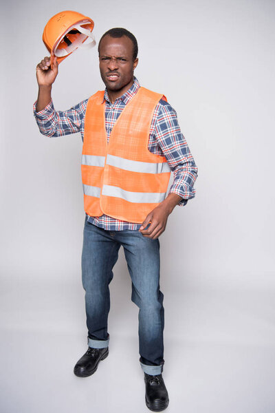 строитель бросает каску
