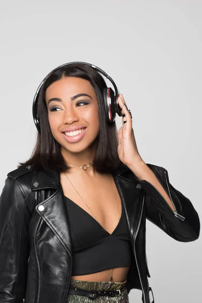 Woman listening to music — Stock Photo, Image