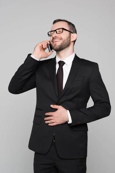 Üzletember, nevetve, és beszél a telefonon — Stock Fotó