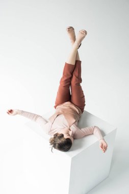 şık kız beyaz küp üzerinde döşeme