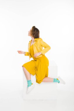 tüm sarı giyinmiş genç kız