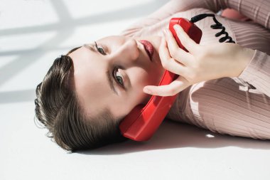 vintage telefon ile şık kız 