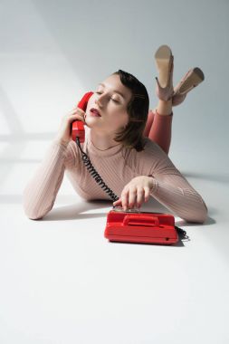 Retro kız ile döner telefon tarz 