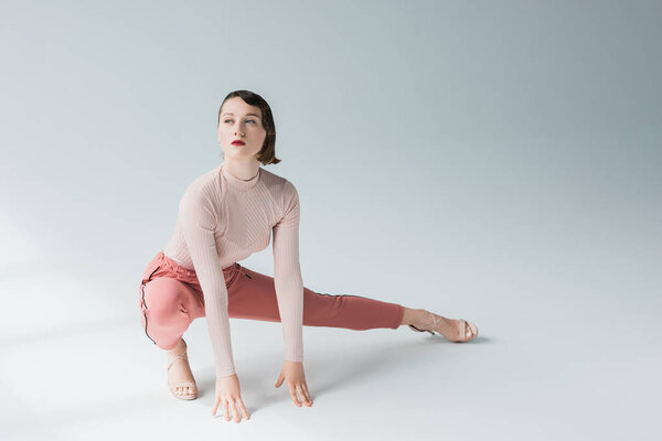 вдумчивая женщина в ретро-одежде
