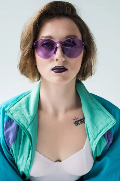 Modna kobieta w okularach przeciwsłonecznych — Zdjęcie stockowe