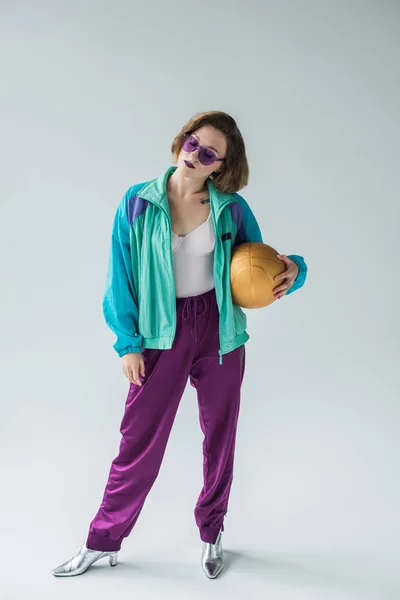 Mujer elegante sosteniendo pelota — Foto de Stock