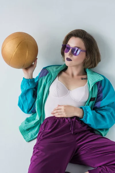 Mujer elegante sosteniendo pelota — Foto de Stock