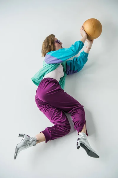 Mujer elegante sosteniendo pelota — Foto de Stock