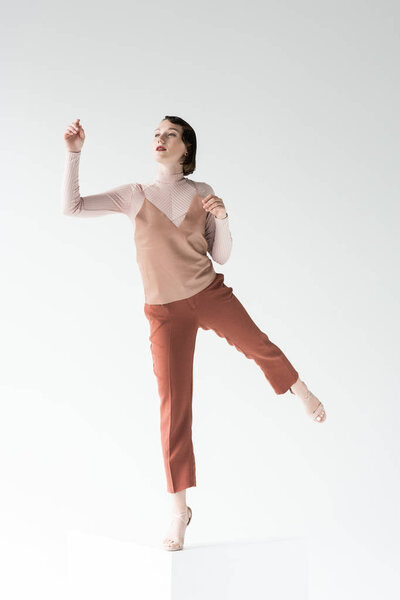 вдумчивая женщина в ретро-одежде
