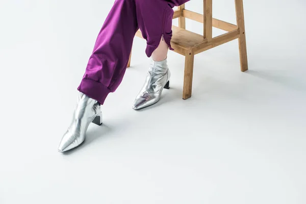 Vrouw in zilver gekleurde laarzen — Stockfoto