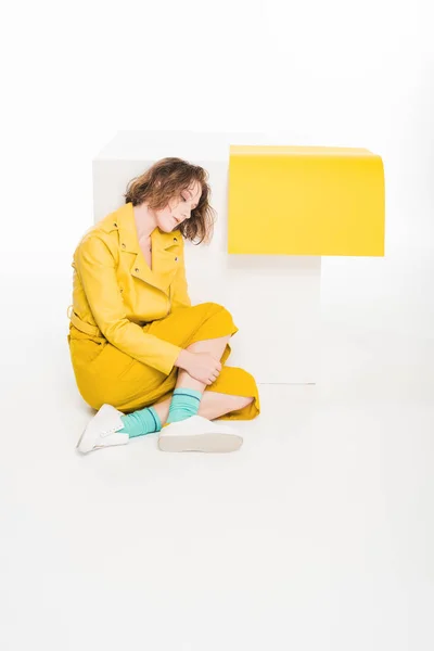 Tüm sarı giyinmiş genç kız — Stok fotoğraf