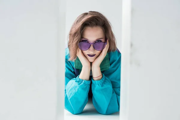 Lány orkándzseki kabát és a lila napszemüveg — Stock Fotó