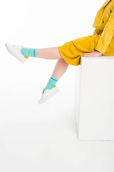 Κοπέλα ντυμένη στα κίτρινα με φούξ κάλτσες — Φωτογραφία Αρχείου